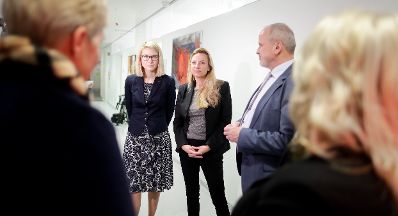 Am 30. November 2018 reiste Bundesministerin Juliane Bogner-Strau&szlig; (m.) nach Linz. Im Bild mit der ober&ouml;sterreichischen Landesr&auml;tin Christine Haberlander (l.) beim Besuch des Gewaltopferbetreuungsteams im Kepler Universit&auml;tsklinikum.