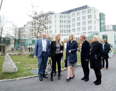 Am 30. November 2018 reiste Bundesministerin Juliane Bogner-Strau&szlig; (2.v.l) nach Linz. Im Bild mit der ober&ouml;sterreichischen Landesr&auml;tin Christine Haberlander (3.v.l.).
