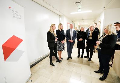 Am 30. November 2018 reiste Bundesministerin Juliane Bogner-Strau&szlig; (l.) nach Linz. Im Bild mit der ober&ouml;sterreichischen Landesr&auml;tin Christine Haberlander (2.v.l.) beim Besuch des Gewaltopferbetreuungsteams im Kepler Universit&auml;tsklinikum.