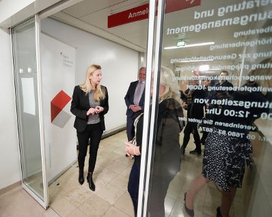 Am 30. November 2018 reiste Bundesministerin Juliane Bogner-Strau&szlig; (im Bild) nach Linz. Im Bild beim Besuch des Gewaltopferbetreuungsteams im Kepler Universit&auml;tsklinikum.
