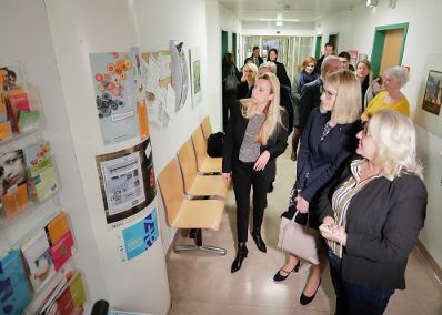 Am 30. November 2018 reiste Bundesministerin Juliane Bogner-Strau&szlig; (l.) nach Linz. Im Bild mit der ober&ouml;sterreichischen Landesr&auml;tin Christine Haberlander (m.) beim Besuch des Gewaltopferbetreuungsteams im Kepler Universit&auml;tsklinikum.