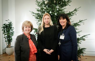 Am 4. Dezember 2018 fand die &quot;Ladies Lounge&quot; des Netzwerkes &quot;Frau in der Wirtschaft&quot; im Bundeskanzleramt statt. Im Bild Bundesministerin Juliane Bogner-Strau&szlig; (m.).