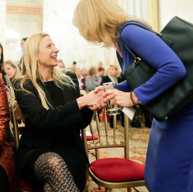 Am 4. Dezember 2018 fand die &quot;Ladies Lounge&quot; des Netzwerkes &quot;Frau in der Wirtschaft&quot; im Bundeskanzleramt statt. Im Bild Bundesministerin Juliane Bogner-Strau&szlig; (l.).