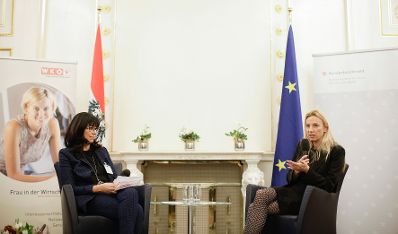 Am 4. Dezember 2018 fand die &quot;Ladies Lounge&quot; des Netzwerkes &quot;Frau in der Wirtschaft&quot; im Bundeskanzleramt statt. Im Bild Bundesministerin Juliane Bogner-Strau&szlig; (r.).