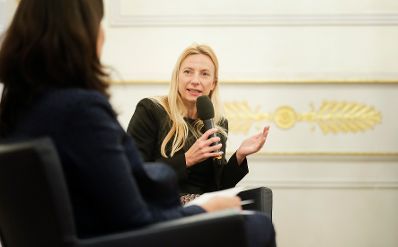 Am 4. Dezember 2018 fand die &quot;Ladies Lounge&quot; des Netzwerkes &quot;Frau in der Wirtschaft&quot; im Bundeskanzleramt statt. Im Bild Bundesministerin Juliane Bogner-Strau&szlig;.