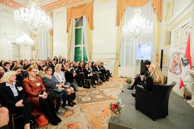 Am 4. Dezember 2018 fand die &quot;Ladies Lounge&quot; des Netzwerkes &quot;Frau in der Wirtschaft&quot; im Bundeskanzleramt statt. Im Bild Bundesministerin Juliane Bogner-Strau&szlig;.