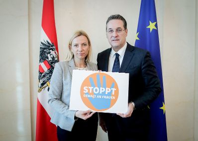 Am 6. Dezember 2018 trafen Bundesministerin Juliane Bogner-Strau&szlig; (l.) und Vizekanzler Heinz-Christian Strache (r.) zu einem Arbeitsgespr&auml;ch &uuml;ber Ma&szlig;nahmen zum Gewaltschutz zusammen.