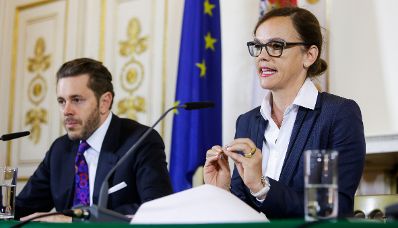 Staatssekret&auml;r Harald Mahrer (l.) und Bildungsministerin Sonja Hammerschmid (r.) beim Medienbriefing &uuml;ber die Regierungssitzung am 18. Oktober 2016.
