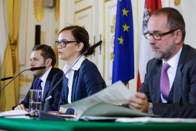 (v.l.n.r.) Staatssekret&auml;r Harald Mahrer, Bildungsministerin Sonja Hammerschmid und Kanzleramtsminister Thomas Drozda beim Medienbriefing &uuml;ber die Regierungssitzung am 18. Oktober 2016.