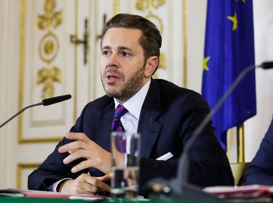 Staatssekret&auml;r Harald Mahrer beim Medienbriefing &uuml;ber die Regierungssitzung am 18. Oktober 2016.