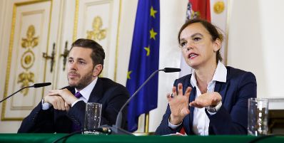 Staatssekret&auml;r Harald Mahrer (l.) und Bildungsministerin Sonja Hammerschmid (r.) beim Medienbriefing &uuml;ber die Regierungssitzung am 18. Oktober 2016.