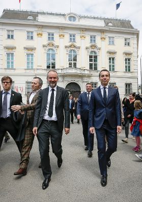 Am 18. Mai 2016 nahm der Bundeskanzler an der Angelobung der neuen Regierungsmitglieder durch den Bundespr&auml;sidenten in der Pr&auml;sidentschaftskanzlei teil. Im Bild Bundeskanzler Christian Kern (r.) und Thomas Drozda, Bundesminister ohne Portefeuille (l.).
