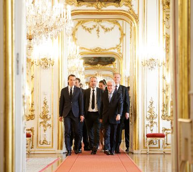 Am 18. Mai 2016 nahm der Bundeskanzler an der Angelobung der neuen Regierungsmitglieder durch den Bundespr&auml;sidenten in der Pr&auml;sidentschaftskanzlei teil. Im Bild Bundeskanzler Christian Kern (l.) und Thomas Drozda, Bundesminister ohne Portefeuille (m.).