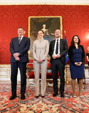 Am 18. Mai 2016 nahm der Bundeskanzler an der Angelobung der neuen Regierungsmitglieder durch den Bundespr&auml;sidenten in der Pr&auml;sidentschaftskanzlei teil. Im Bild (v.l.n.r.) J&ouml;rg Leichtfried, Bundesminister f&uuml;r Verkehr, Innovation und Technologie, Sonja Hammerschmid, Bundesministerin im Bundesministerium f&uuml;r Bildung und Frauen, Thomas Drozda, Bundesminister ohne Portefeuille und Muna Duzdar, Staatssekret&auml;rin im Bundeskanzleramt.