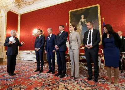 Am 18. Mai 2016 nahm der Bundeskanzler an der Angelobung der neuen Regierungsmitglieder durch den Bundespr&auml;sidenten in der Pr&auml;sidentschaftskanzlei teil. Im Bild (v.l.n.r.) Bundespr&auml;sident Heinz Fischer, Bundeskanzler Christian Kern, Vizekanzler und Bundesminister Reinhold Mitterlehner, J&ouml;rg Leichtfried, Bundesminister f&uuml;r Verkehr, Innovation und Technologie, Sonja Hammerschmid, Bundesministerin im Bundesministerium f&uuml;r Bildung und Frauen, Thomas Drozda, Bundesminister ohne Portefeuille und Muna Duzdar, Staatssekret&auml;rin im Bundeskanzleramt.