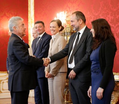 Am 18. Mai 2016 nahm der Bundeskanzler an der Angelobung der neuen Regierungsmitglieder durch den Bundespr&auml;sidenten in der Pr&auml;sidentschaftskanzlei teil. Im Bild (v.l.n.r.) Bundespr&auml;sident Heinz Fischer, Vizekanzler und Bundesminister Reinhold Mitterlehner, J&ouml;rg Leichtfried, Bundesminister f&uuml;r Verkehr, Innovation und Technologie, Sonja Hammerschmid, Bundesministerin im Bundesministerium f&uuml;r Bildung und Frauen, Thomas Drozda, Bundesminister ohne Portefeuille und Muna Duzdar, Staatssekret&auml;rin im Bundeskanzleramt.