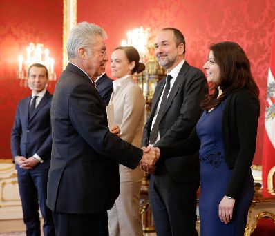 Am 18. Mai 2016 nahm der Bundeskanzler an der Angelobung der neuen Regierungsmitglieder durch den Bundespr&auml;sidenten in der Pr&auml;sidentschaftskanzlei teil. Im Bild (v.l.n.r.) Bundespr&auml;sident Heinz Fischer, Bundeskanzler Christian Kern, Sonja Hammerschmid, Bundesministerin im Bundesministerium f&uuml;r Bildung und Frauen, Thomas Drozda, Bundesminister ohne Portefeuille und Muna Duzdar, Staatssekret&auml;rin im Bundeskanzleramt.