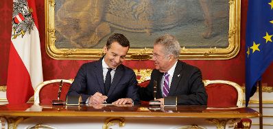 Am 18. Mai 2016 nahm der Bundeskanzler an der Angelobung der neuen Regierungsmitglieder durch den Bundespr&auml;sidenten in der Pr&auml;sidentschaftskanzlei teil. Im Bild Bundespr&auml;sident Heinz Fischer (r.) und Bundeskanzler Christian Kern (l.).