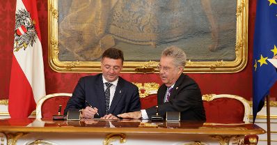 Am 18. Mai 2016 nahm der Bundeskanzler an der Angelobung der neuen Regierungsmitglieder durch den Bundespr&auml;sidenten in der Pr&auml;sidentschaftskanzlei teil. Im Bild Bundespr&auml;sident Heinz Fischer (r.) und J&ouml;rg Leichtfried, Bundesminister f&uuml;r Verkehr (l.).