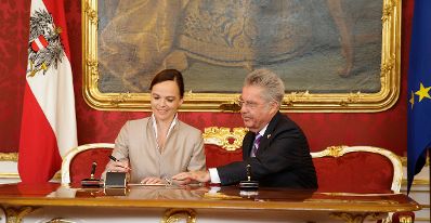 Am 18. Mai 2016 nahm der Bundeskanzler an der Angelobung der neuen Regierungsmitglieder durch den Bundespr&auml;sidenten in der Pr&auml;sidentschaftskanzlei teil. Im Bild Bundespr&auml;sident Heinz Fischer (r.) und Sonja Hammerschmid, Bundesministerin im Bundesministerium f&uuml;r Bildung und Frauen (l.).