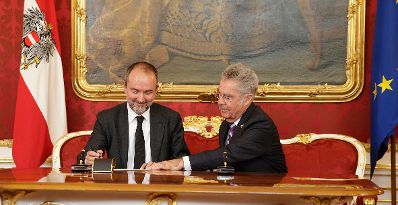 Am 18. Mai 2016 nahm der Bundeskanzler an der Angelobung der neuen Regierungsmitglieder durch den Bundespr&auml;sidenten in der Pr&auml;sidentschaftskanzlei teil. Im Bild Bundespr&auml;sident Heinz Fischer (r.) und Thomas Drozda, Bundesminister ohne Portefeuille (l.).