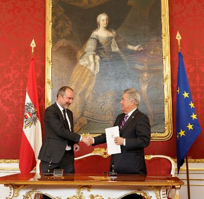 Am 18. Mai 2016 nahm der Bundeskanzler an der Angelobung der neuen Regierungsmitglieder durch den Bundespr&auml;sidenten in der Pr&auml;sidentschaftskanzlei teil. Im Bild Bundespr&auml;sident Heinz Fischer (r.) und Thomas Drozda, Bundesminister ohne Portefeuille (l.).