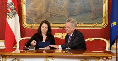 Am 18. Mai 2016 nahm der Bundeskanzler an der Angelobung der neuen Regierungsmitglieder durch den Bundespr&auml;sidenten in der Pr&auml;sidentschaftskanzlei teil. Im Bild Bundespr&auml;sident Heinz Fischer (r.) und Muna Duzdar, Staatssekret&auml;rin im Bundeskanzleramt (l.).