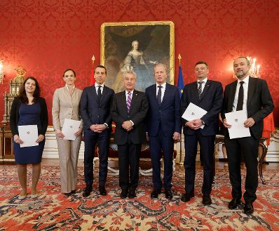Am 18. Mai 2016 nahm der Bundeskanzler an der Angelobung der neuen Regierungsmitglieder durch den Bundespr&auml;sidenten in der Pr&auml;sidentschaftskanzlei teil. Im Bild (v.l.n.r.) Muna Duzdar, Staatssekret&auml;rin im Bundeskanzleramt, Sonja Hammerschmid, Bundesministerin im Bundesministerium f&uuml;r Bildung und Frauen, Bundeskanzler Christian Kern, Bundespr&auml;sident Heinz Fischer, Vizekanzler und Bundesminister Reinhold Mitterlehner, J&ouml;rg Leichtfried, Bundesminister f&uuml;r Verkehr, Innovation und Technologie und Thomas Drozda, Bundesminister ohne Portefeuille.