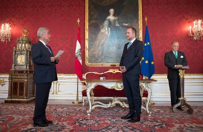 Am 25. Mai 2016 wurde Thomas Drozda (r.) von Bundespr&auml;sident Heinz Fischer (l.) in der Pr&auml;sidentschaftskanzlei als Bundesminister f&uuml;r Kunst und Kultur, Verfassung und Medien angelobt.