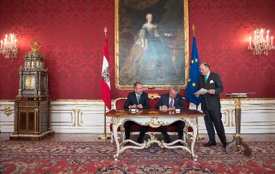 Am 25. Mai 2016 wurde Thomas Drozda (l.) von Bundespr&auml;sident Heinz Fischer (m.) in der Pr&auml;sidentschaftskanzlei als Bundesminister f&uuml;r Kunst und Kultur, Verfassung und Medien angelobt.