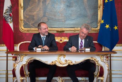 Am 25. Mai 2016 wurde Thomas Drozda (l.) von Bundespr&auml;sident Heinz Fischer (r.) in der Pr&auml;sidentschaftskanzlei als Bundesminister f&uuml;r Kunst und Kultur, Verfassung und Medien angelobt.