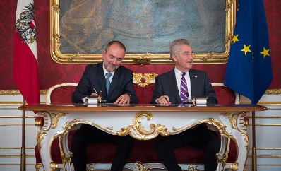 Am 25. Mai 2016 wurde Thomas Drozda (l.) von Bundespr&auml;sident Heinz Fischer (r.) in der Pr&auml;sidentschaftskanzlei als Bundesminister f&uuml;r Kunst und Kultur, Verfassung und Medien angelobt.