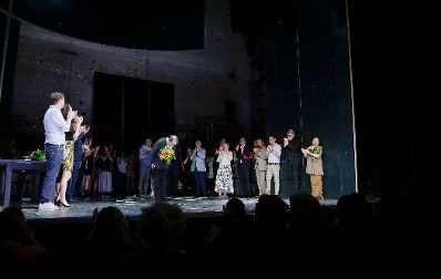 Am 29. Juni 2016 &uuml;berreichte Kunst- und Kulturminister Thomas Drozda im Akademietheater die Urkunde, mit der Johann Adam Oest (m.) der Berufstitel Kammerschauspieler verliehen wurde.