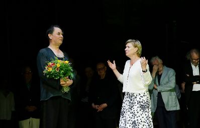 Am 29. Juni 2016 &uuml;berreichte Kunst- und Kulturminister Thomas Drozda im Akademietheater die Urkunde, mit der Johann Adam Oest (l.) der Berufstitel Kammerschauspieler verliehen wurde.