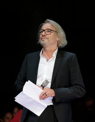 Am 29. Juni 2016 &uuml;berreichte Kunst- und Kulturminister Thomas Drozda im Akademietheater die Urkunde, mit der Johann Adam Oest der Berufstitel Kammerschauspieler verliehen wurde. Im Bild der Laudator Leander Hau&szlig;mann.