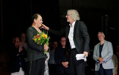 Am 29. Juni 2016 &uuml;berreichte Kunst- und Kulturminister Thomas Drozda im Akademietheater die Urkunde, mit der Johann Adam Oest (l.) der Berufstitel Kammerschauspieler verliehen wurde. Im Bild mit dem Laudator Leander Hau&szlig;mann (r.).
