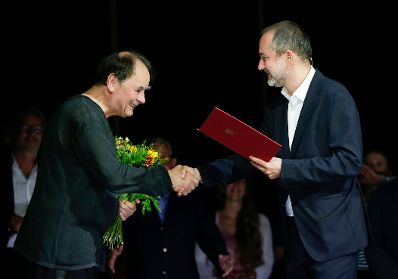 Am 29. Juni 2016 &uuml;berreichte Kunst- und Kulturminister Thomas Drozda (r.) im Akademietheater die Urkunde, mit der Johann Adam Oest (l.) der Berufstitel Kammerschauspieler verliehen wurde.