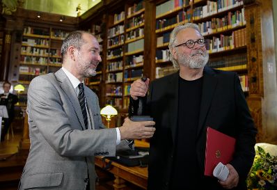 Am 29. Juni 2016 verlieh Kunst- und Kulturminister Thomas Drozda (l.) den Gro&szlig;en &Ouml;sterreichischen Staatspreis 2016 an den Schriftsteller Gerhard Roth (r.).