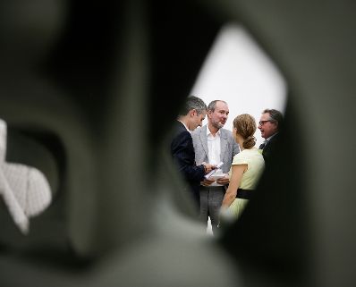 Am 30. Juni 2016 er&ouml;ffnete Kunst- und Kulturminister Thomas Drozda (m.l.) die Ausstellung "Valerio Adami" in der Wiener Secession.