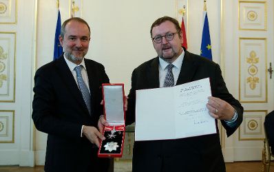 Am 4. Juli 2016 &uuml;berreichte Kunst- und Kulturminister Thomas Drozda (l.) das Gro&szlig;e Silberne Ehrenzeichen mit dem Stern f&uuml;r Verdienste um die Republik &Ouml;sterreich an Walter Homolka (r.).
