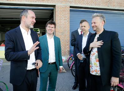 Am 18. Juli 2016 besuchte Kunst- und Kulturminister Thomas Drozda (l.) das ImPulsTanz Workshopzentrum und die Burgtheater Probeb&uuml;hne im Arsenal. Im Bild mit dem fl&auml;mischen Minister f&uuml;r Kultur, Medien und Br&uuml;sseler Angelegenheiten Sven Gatz (m.l.) und dem k&uuml;nstlerischen Leiter Rio Rutzinger (r.).