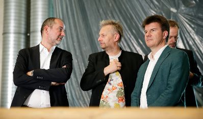 Am 18. Juli 2016 besuchte Kunst- und Kulturminister Thomas Drozda (l.) das ImPulsTanz Workshopzentrum und die Burgtheater Probeb&uuml;hne im Arsenal. Im Bild mit dem fl&auml;mischen Minister f&uuml;r Kultur, Medien und Br&uuml;sseler Angelegenheiten Sven Gatz (r.) und dem k&uuml;nstlerischen Leiter Rio Rutzinger (m.).