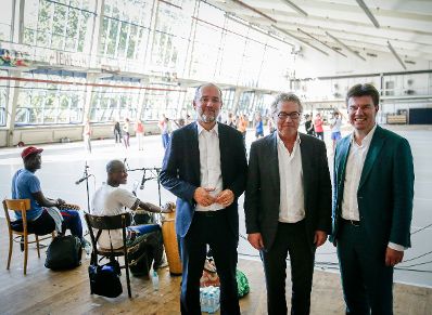 Am 18. Juli 2016 besuchte Kunst- und Kulturminister Thomas Drozda (l.) das ImPulsTanz Workshopzentrum und die Burgtheater Probeb&uuml;hne im Arsenal. Im Bild mit Intendant Karl Regensbuger (m.) und dem fl&auml;mischen Minister f&uuml;r Kultur, Medien und Br&uuml;sseler Angelegenheiten Sven Gatz (r.).
