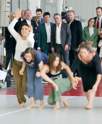 Am 18. Juli 2016 besuchte Kunst- und Kulturminister Thomas Drozda das ImPulsTanz Workshopzentrum und die Burgtheater Probeb&uuml;hne im Arsenal.