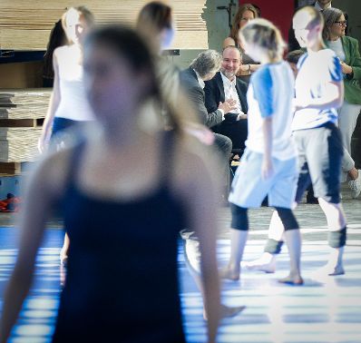 Am 18. Juli 2016 besuchte Kunst- und Kulturminister Thomas Drozda das ImPulsTanz Workshopzentrum und die Burgtheater Probeb&uuml;hne im Arsenal.