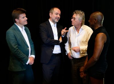 Am 18. Juli 2016 besuchte Kunst- und Kulturminister Thomas Drozda (m.l.) das ImPulsTanz Workshopzentrum und die Burgtheater Probeb&uuml;hne im Arsenal. Im Bild mit Intendant Karl Regensburger (m.r.), dem k&uuml;nstlerischen Berater Ismael Ivo (r.) und dem fl&auml;mischen Minister f&uuml;r Kultur, Medien und Br&uuml;sseler Angelegenheiten Sven Gatz (l.).