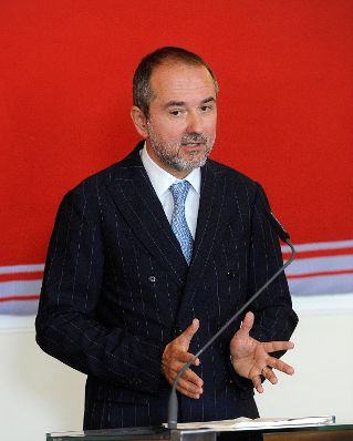 Am 27. Juli 2016 gab Kunst- und Kulturminister Thomas Drozda (im Bild) gemeinsam mit Andrea Ecker, Sektionschefin f&uuml;r Kunst und Kultur eine Pressekonferenz zur Neuausschreibung der wissenschaftlichen und kaufm&auml;nnischen Gesch&auml;ftsf&uuml;hrung der &Ouml;sterreichischen Galerie Belvedere.