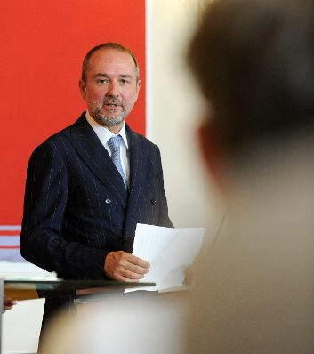 Am 27. Juli 2016 gab Kunst- und Kulturminister Thomas Drozda (im Bild) gemeinsam mit Andrea Ecker, Sektionschefin f&uuml;r Kunst und Kultur eine Pressekonferenz zur Neuausschreibung der wissenschaftlichen und kaufm&auml;nnischen Gesch&auml;ftsf&uuml;hrung der &Ouml;sterreichischen Galerie Belvedere.