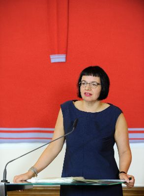 Am 27. Juli 2016 gab Kunst- und Kulturminister Thomas Drozda gemeinsam mit Andrea Ecker (im Bild), Sektionschefin f&uuml;r Kunst und Kultur eine Pressekonferenz zur Neuausschreibung der wissenschaftlichen und kaufm&auml;nnischen Gesch&auml;ftsf&uuml;hrung der &Ouml;sterreichischen Galerie Belvedere.