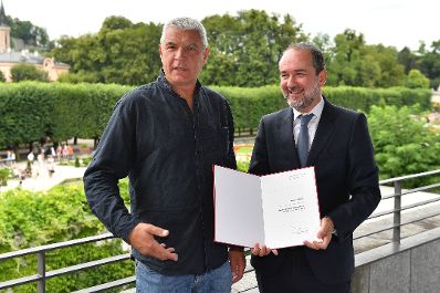 Am 29. Juli 2016 verlieh Kunst- und Kulturminister Thomas Drozda (r.) den &Ouml;sterreichischen Staatspreis f&uuml;r europ&auml;ische Literatur an den polnischen Schriftsteller Andrzej Stasiuk (l.).